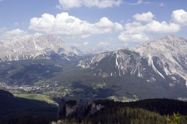 2011-08-25_12-08-10 cadore.jpg - Cortina d'Ampezzo mit Monte Cristallo (links) und Sorapis (rechts)